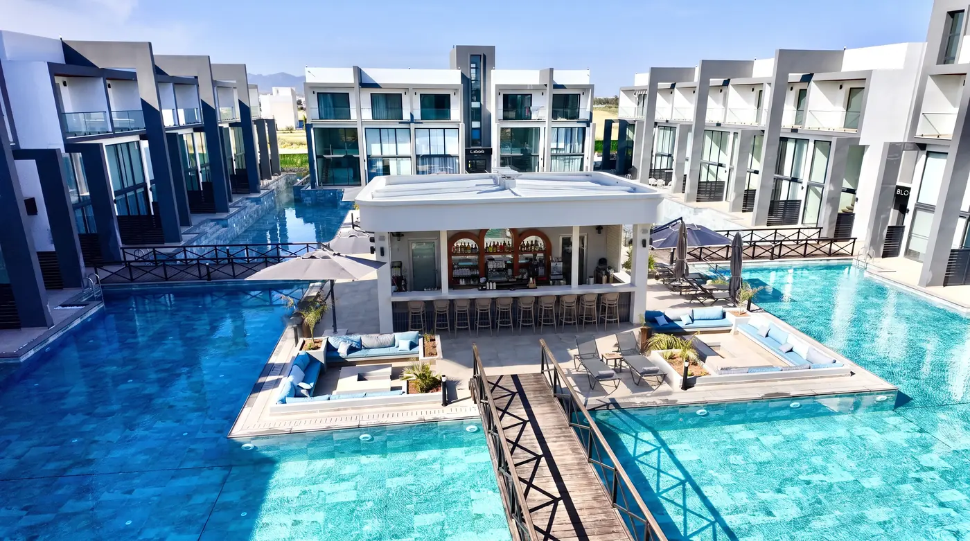Joy Cafe & Bar köprüsü — gündüz