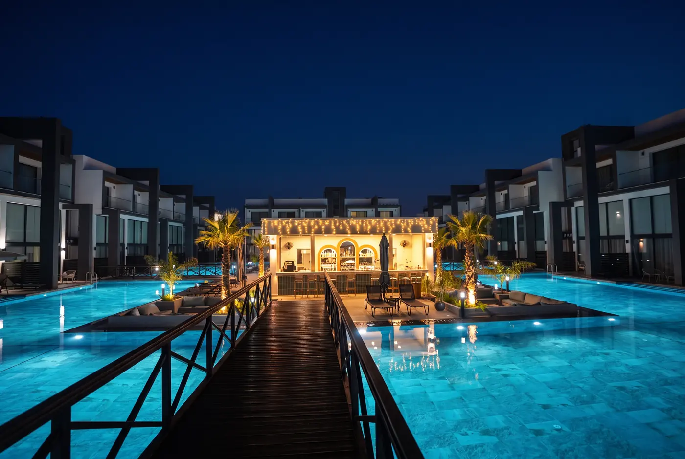 Gece ışıklandırılmış havuz ve köprü